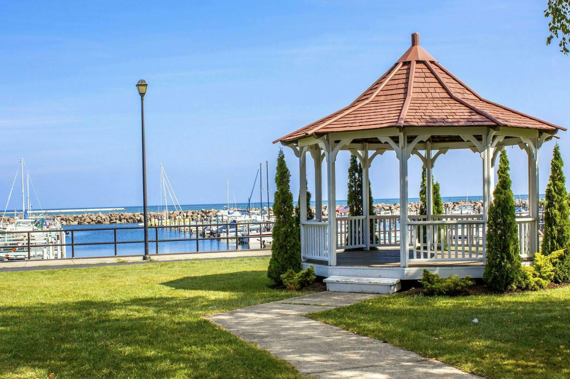 Clarion Hotel Conference Center On Lake Erie Dunkirk Exterior foto